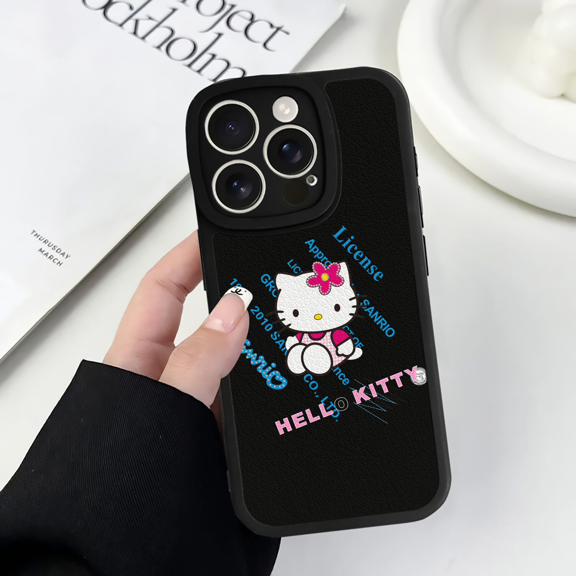 （画像用） Hello Kitty ハローキティ 【iPhone 16シリーズ対応】シリコンスマホケース（レザー調） 材質：シリコン